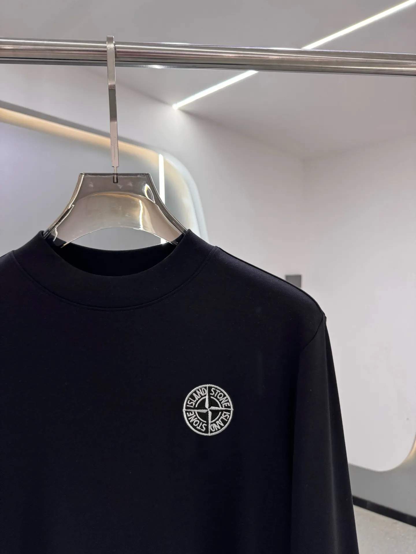 P220 Stone Island 2025 autumn and winter men's latest trade order mid-collar bottoming shirt, in full condition! ! Designed with logo embroidery! Customized 100% pure cotton fabric! Weighing 330g, the upper body is comfortable and breathable, not stiff, and has a rich three-dimensional feel overall. It is a quality export order that meets the simple needs of commuters. The upper body effect is very good, slimming, and not picky about the figure. The fabric workmanship is impeccable. Black White Size: XS-2XL